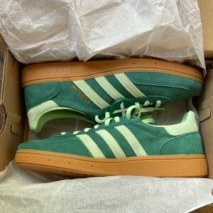 adidas Handball Spezial
Collegiate Green Semi Green Spark (Women's)